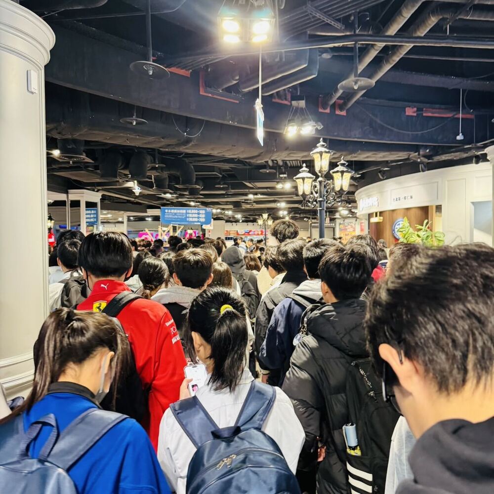 學校結業式！1百貨擠滿學生　小編喊「安親班開幕」笑翻全網