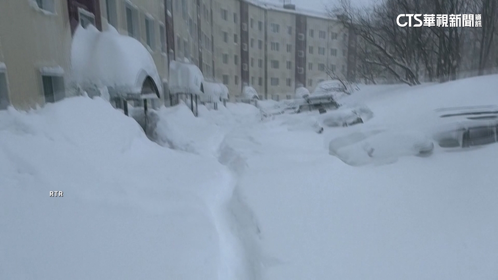 俄堪察加半島60年最大暴風雪　居民路邊開心滑雪
