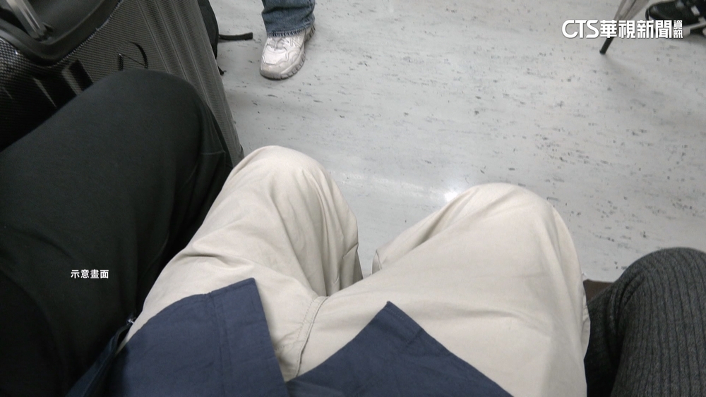 坐捷運「腳開開」影響隔壁乘客　2男車廂爆口角