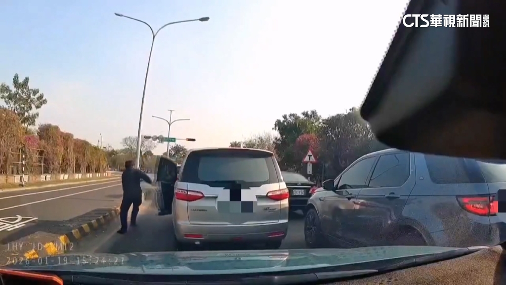 驚險！　警抓詐團被發現　車手闖紅燈鑽車陣逃逸仍被逮
