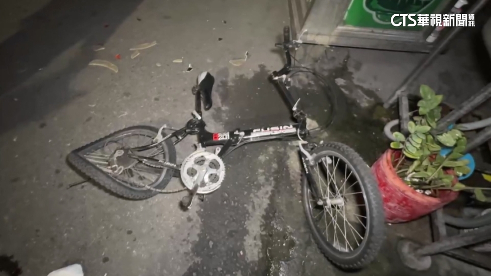 汽車撞爛單車害騎士受傷　駕駛肇逃警追查中