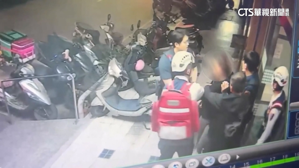 女從8樓砸玻璃瓶險傷人　遭警消強制送醫