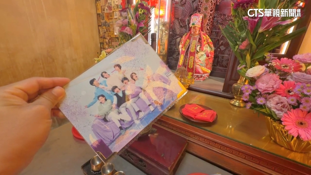 月老好忙！　歌迷拜月老搶演唱會門票　偶像小卡當供品拜