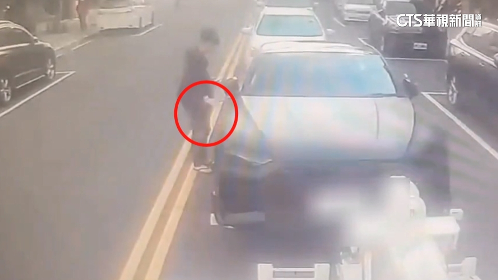 違停被拖吊！車主脫序「當街撕封條」　辯「車內睡覺」