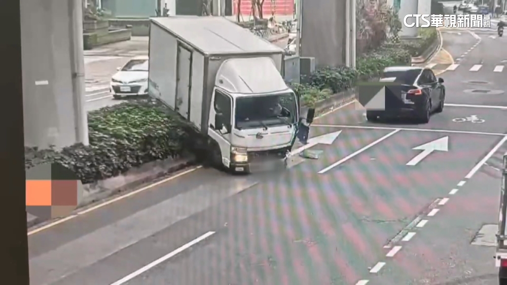 貨車暴衝險撞對向特斯拉　受害駕駛嚇喊「歷劫重生」