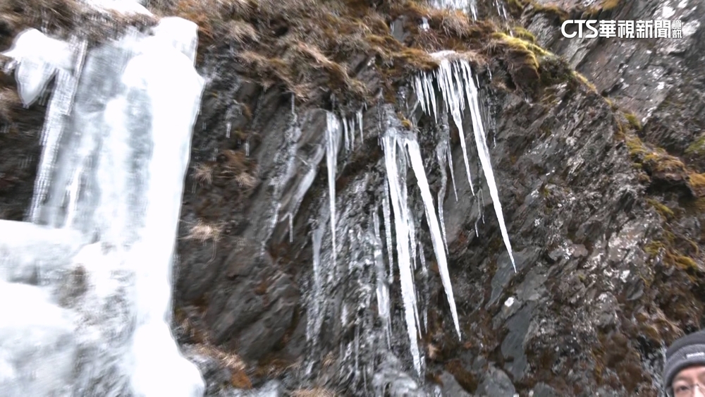 合歡山水晶宮路段「冰柱」成絕美冰雪世界！　遊客搶拍