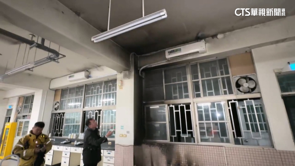 左營新莊高中深夜火警！走廊竄濃煙　消防火速撲滅