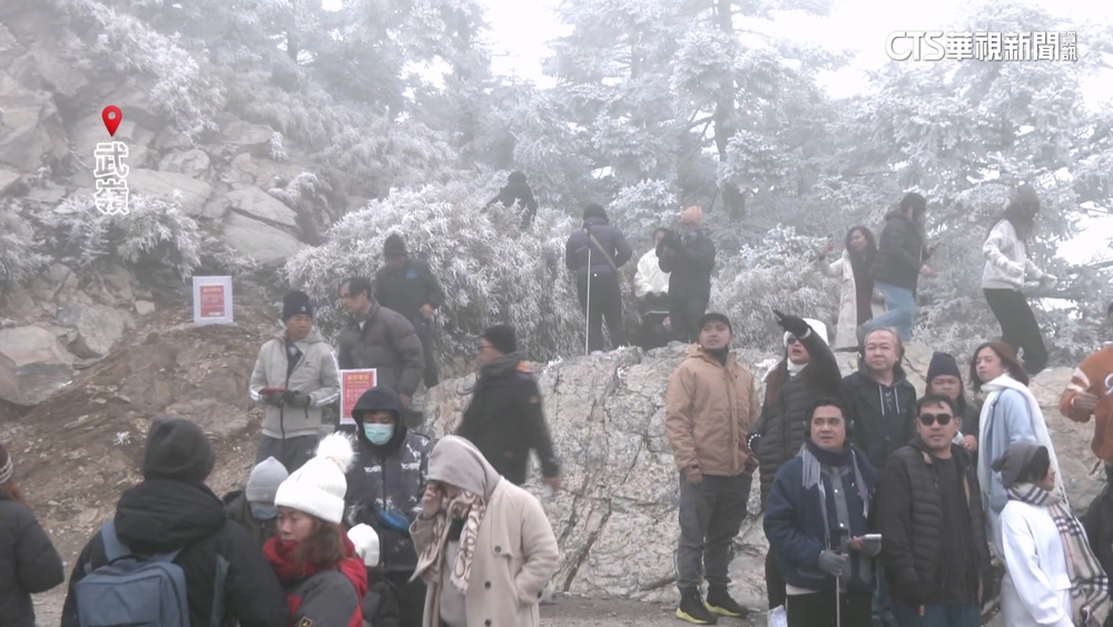 冷氣團發威！合歡山急凍下冰霰　銀白世界超夢幻