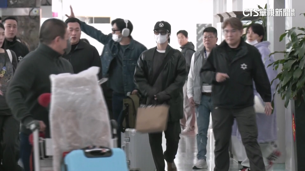 「灶咖男團」SJ再訪高雄！　上百粉絲清晨卡位接機