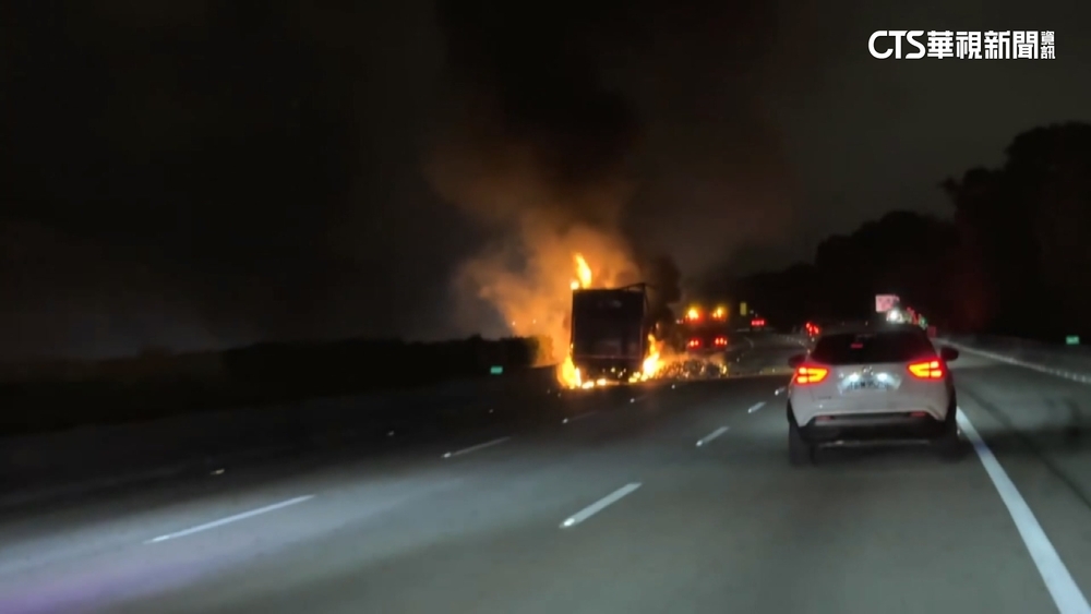 國道火燒車！大貨車撞分隔島陷火海　無人受傷
