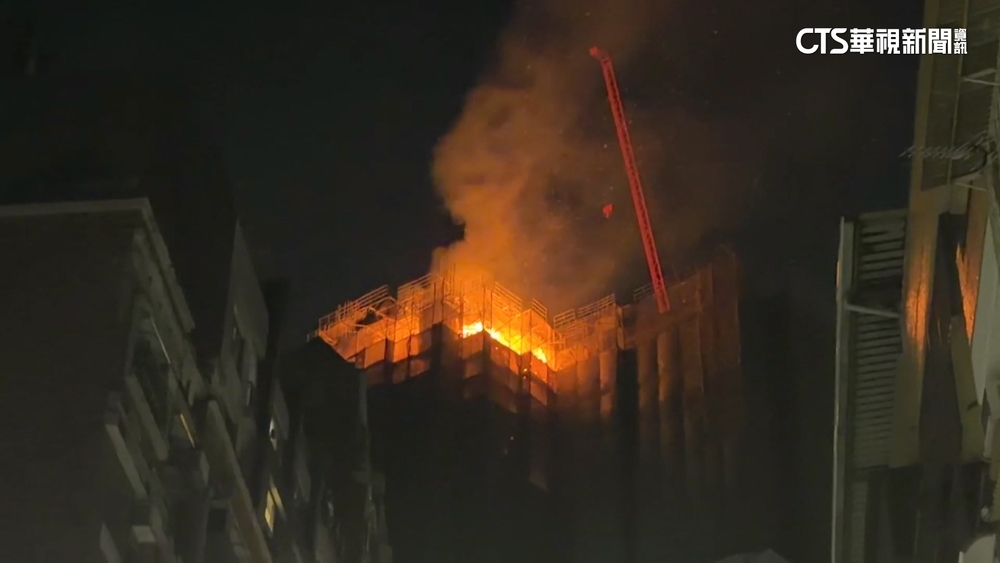 高雄豪宅蓋一半「26樓陷火海」　住戶憂恐「宏福苑翻版」