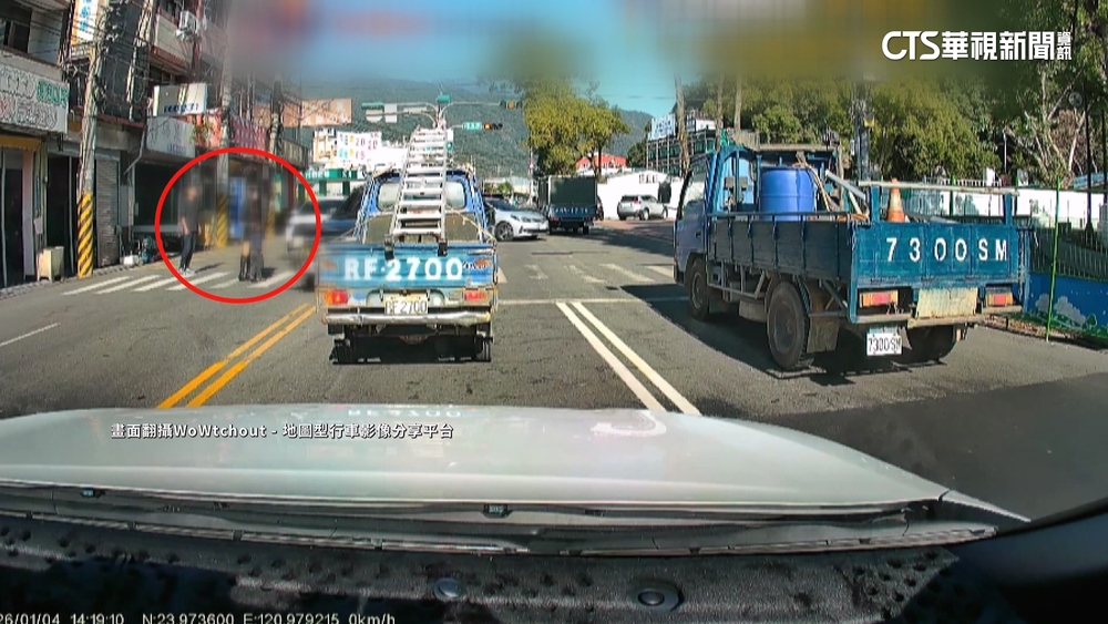 廂型車不讓硬切！一家4口過馬路嚇到　警：依法舉發