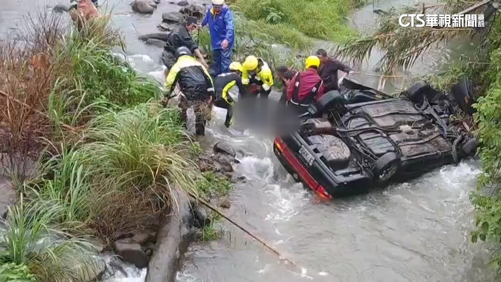 小客車不明原因翻落河道四輪朝天　1人無生命跡象