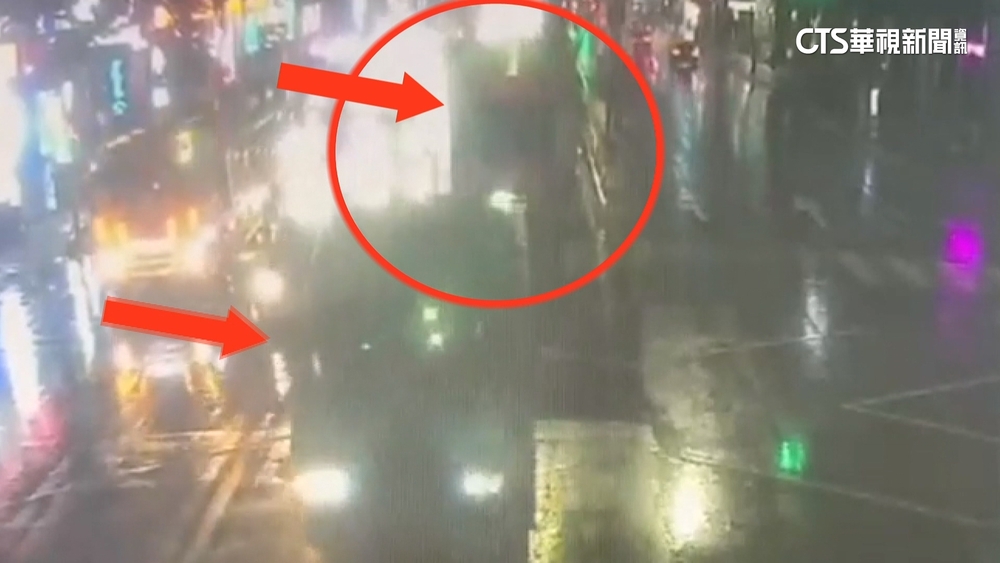 蘆竹貨櫃「橫躺」路中！　疑聯結車故障脫鉤恐罰3千