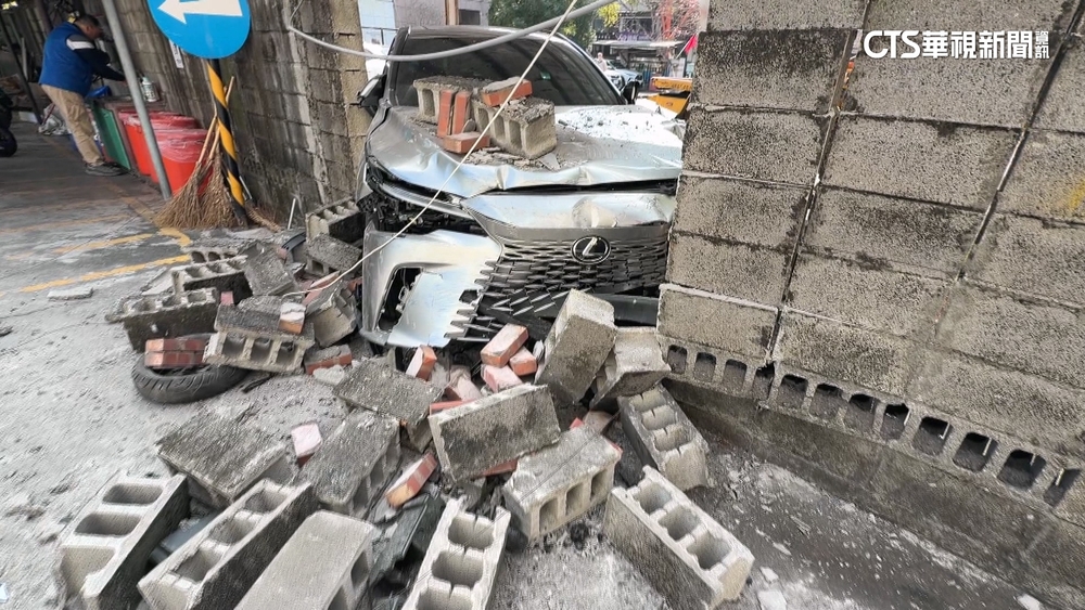 休旅車遭撞暴衝　撞壞國民黨中市黨部大門.圍牆釀3傷