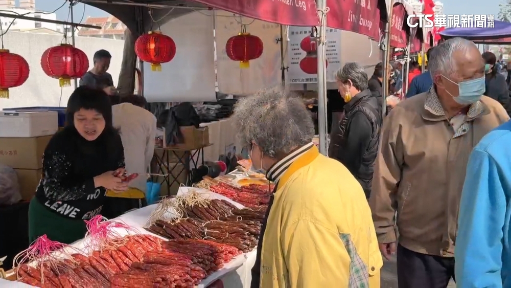 台南首場年貨大街開跑　近百攤眷村美食超吸客