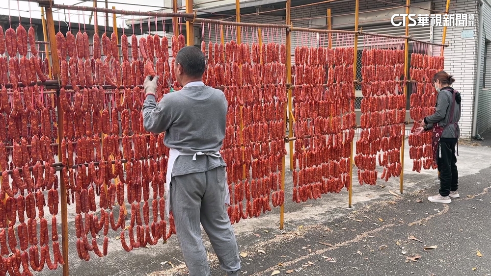眷村風味臘肉香腸趕工　掛滿整面紅牆年味濃