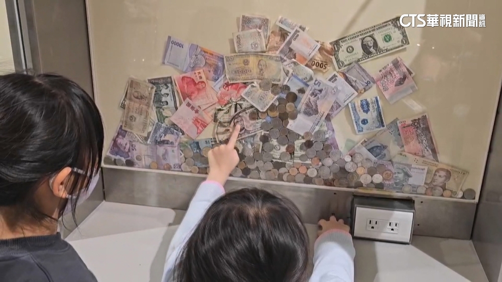 許願池？　桃機免費充電站放滿各國鈔票　旅客：很新奇