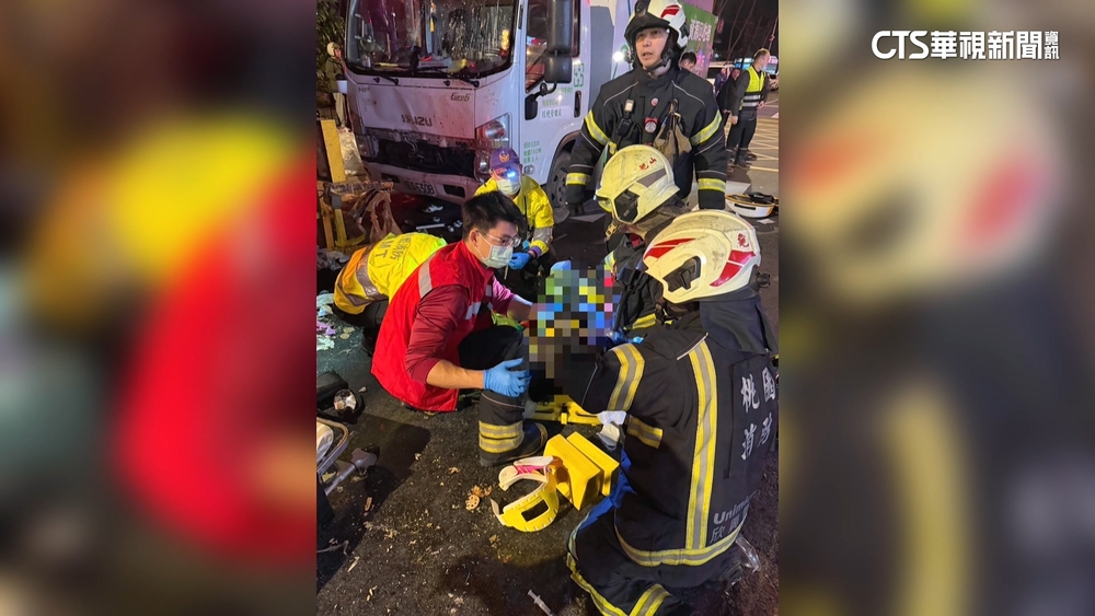 桃園資源回收車撞垃圾車7傷　1民眾無生命跡象搶救中