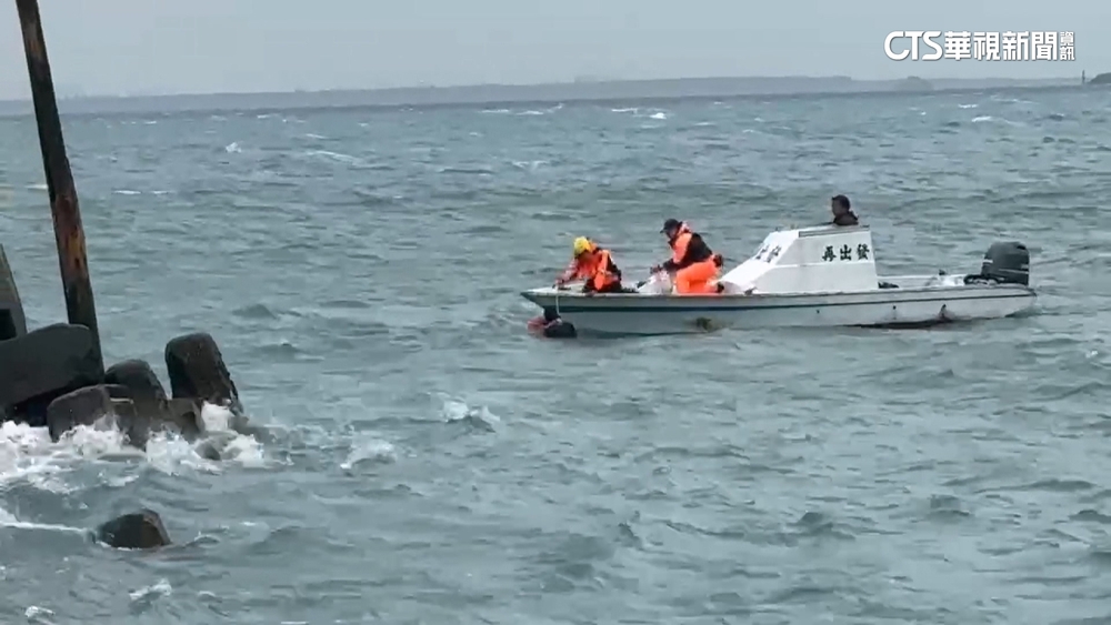 澎湖鳥嶼港漁船擱淺！船員落海獲救　船主失聯搜救中