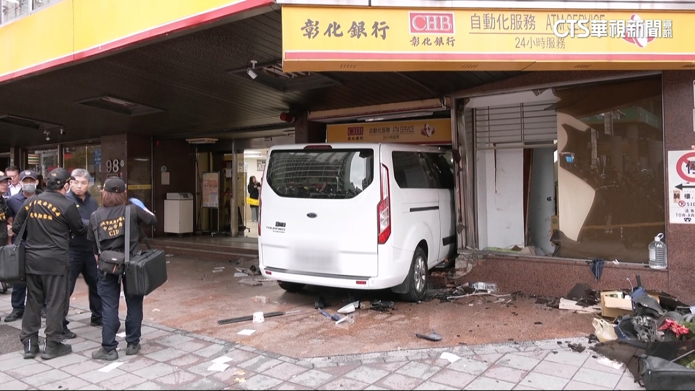 驚悚一瞬間！三立採訪車暴衝撞進銀行　10人輕重傷