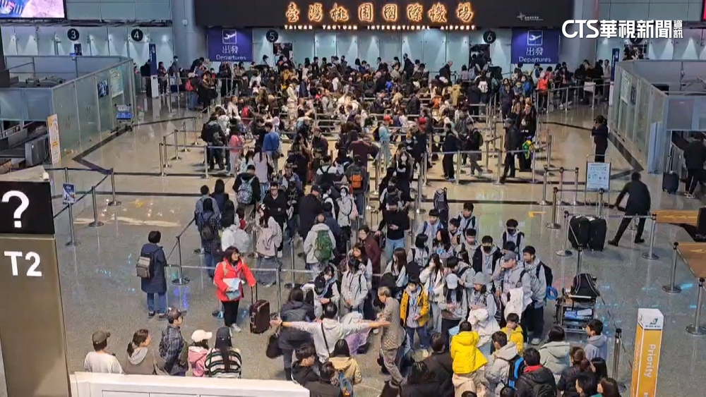 寒假首日桃機湧出國人潮　報到系統一度當機
