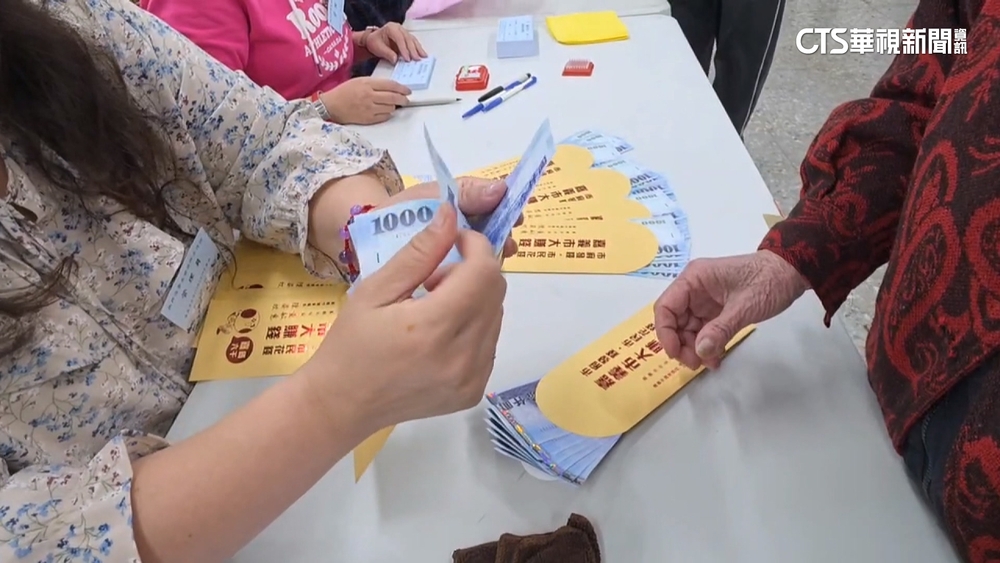 嘉市普發6千今領取　550位警力荷槍實彈護鈔.排隊人潮湧