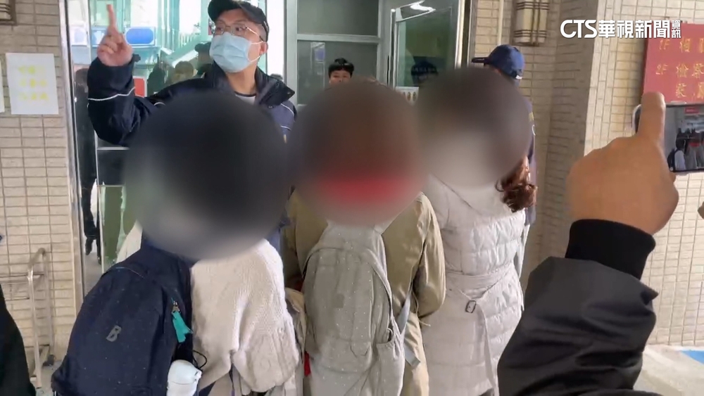 7旬婦倒垃圾遇死劫　3女兒抵殯儀館哀慟會同檢察官相驗