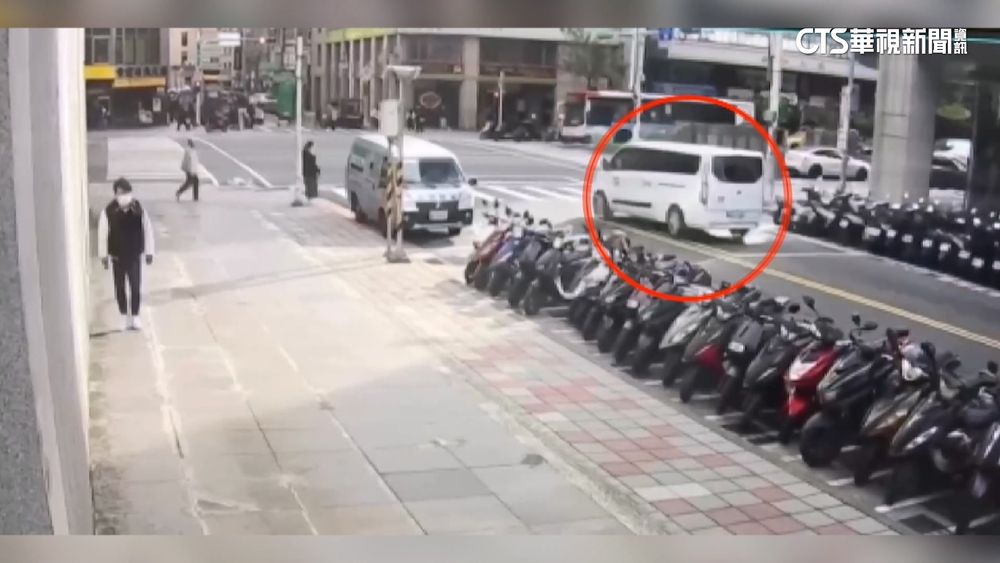 監視器曝！　三立採訪車駕駛　闖紅燈撞進銀行9傷