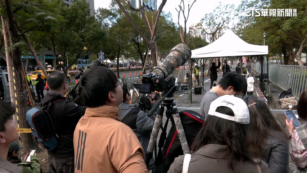 Alex徒手無護具攀登101　民眾自備望遠鏡、露營椅朝聖