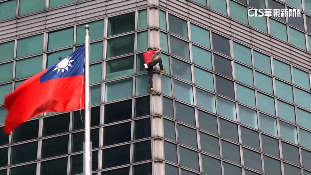 國旗下揮手致意！　Alex徒手攀101讓世界看見台灣