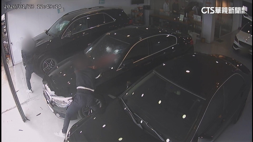 假看車真砸店！2男闖車行攻擊女店長　狂砸進口名車