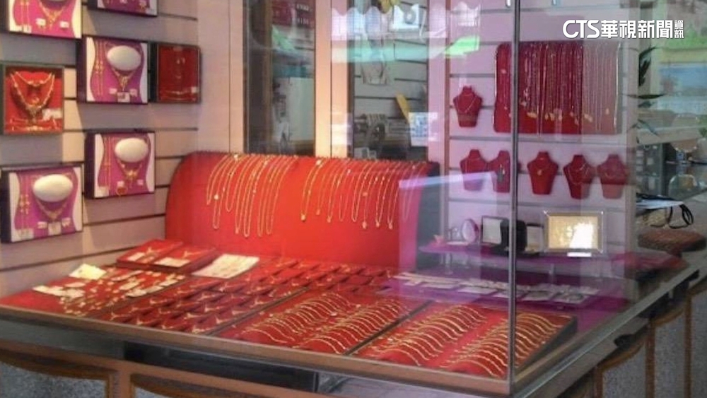 銀樓搶案！2歹徒搶逾40萬金飾騎車逃　警追緝中