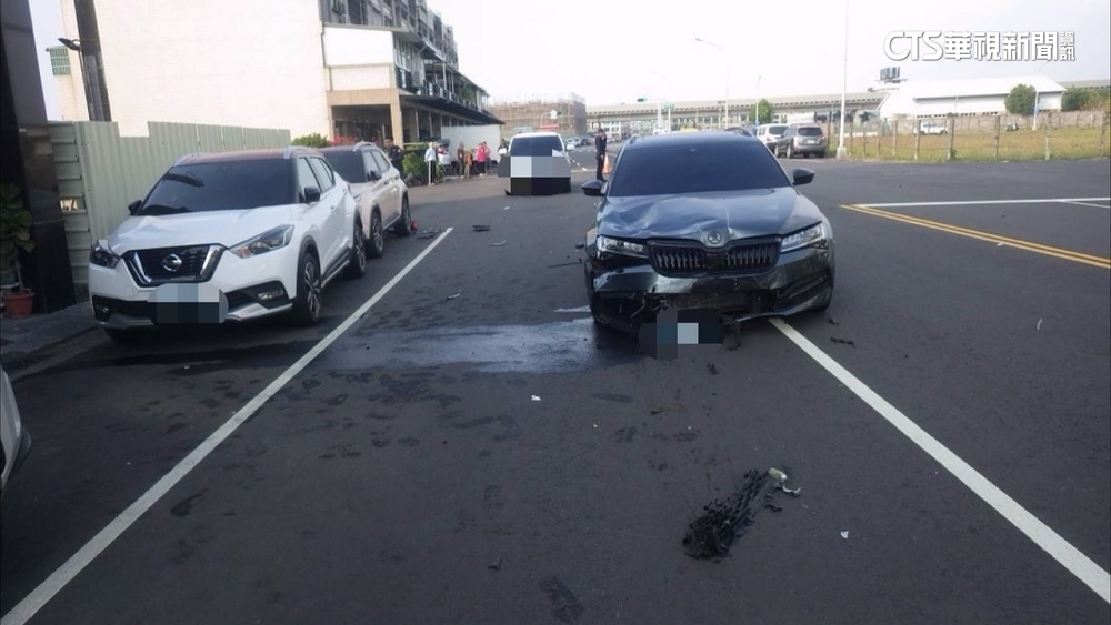 高雄鳳山無號誌路口汽機車碰撞　騎士噴飛忍痛爬起