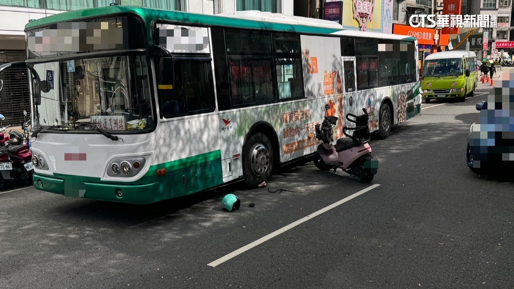 太驚險！　新北騎士疑擦撞同向車後照鏡　倒地卡公車車底