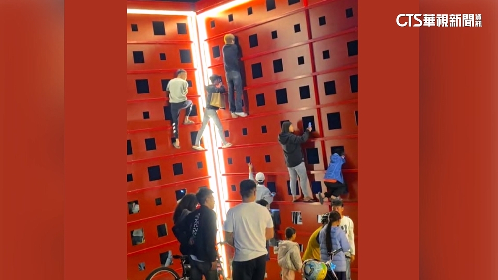 模仿Alex攀登？　屏東民眾「爬3公尺裝置藝術」看演出