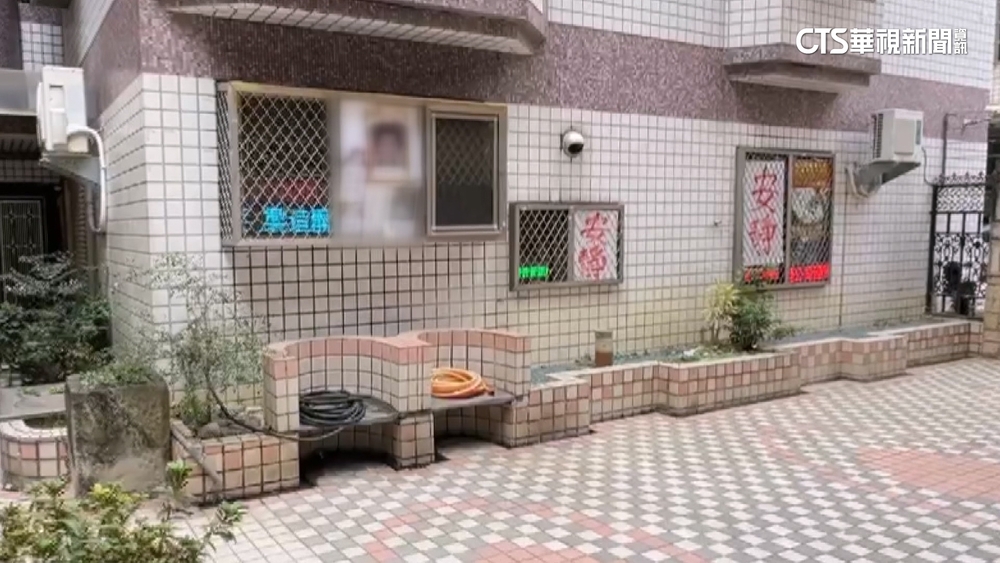 不滿垃圾回收放住家外　屋主掛遺照抗議　管委會：尊重