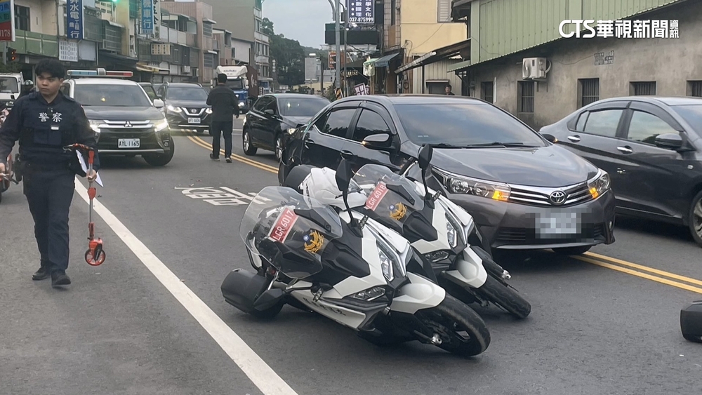 駕駛疑恍神　休旅車撞前車再撞2警用機車「1人傷」