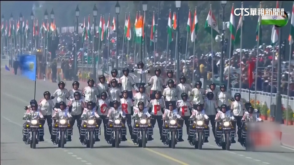 印度國慶閱兵首上演「動物方陣」　「人形金字塔」再成焦點