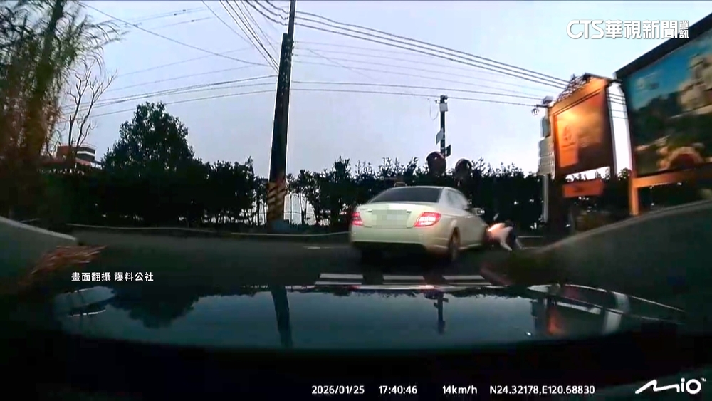 轎車撞倒機車繼續開「險輾倒地騎士」　警：非故意