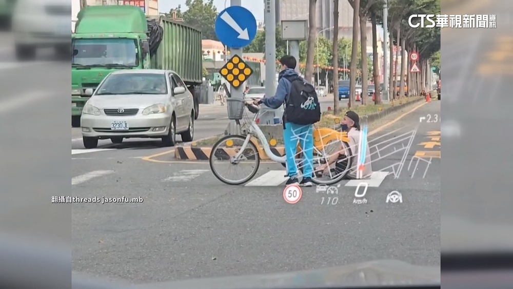 推單車擋車流！　國中生護身障者過馬路　暖舉感動網友