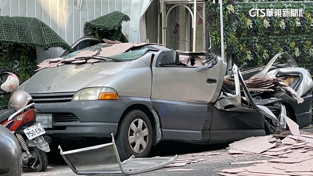 驚險！　工地吊板材11樓高掉落　砸中2輛車幸無人傷亡