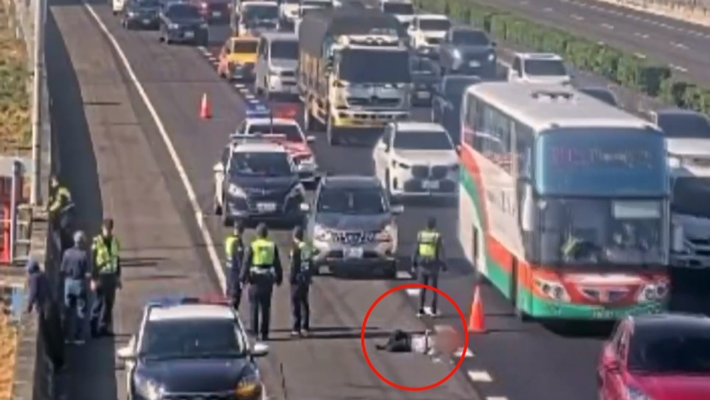 當街砍殺土風舞老師！凶嫌闖國道遭撞　雙腿骨折送醫搶救