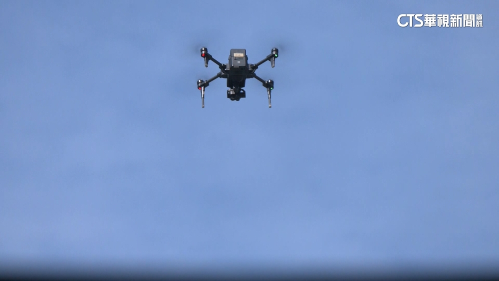 攻擊無人機實戰演練！　一架翼面失效墜落.補打命中