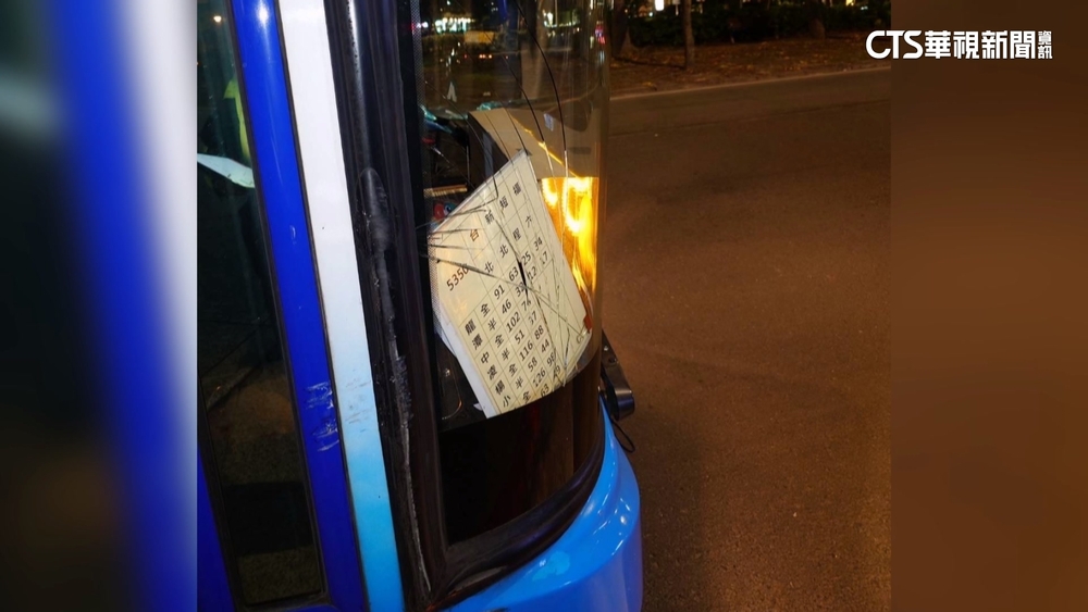 疑未保持安全距離　北市客運跟公車「同向擦撞」