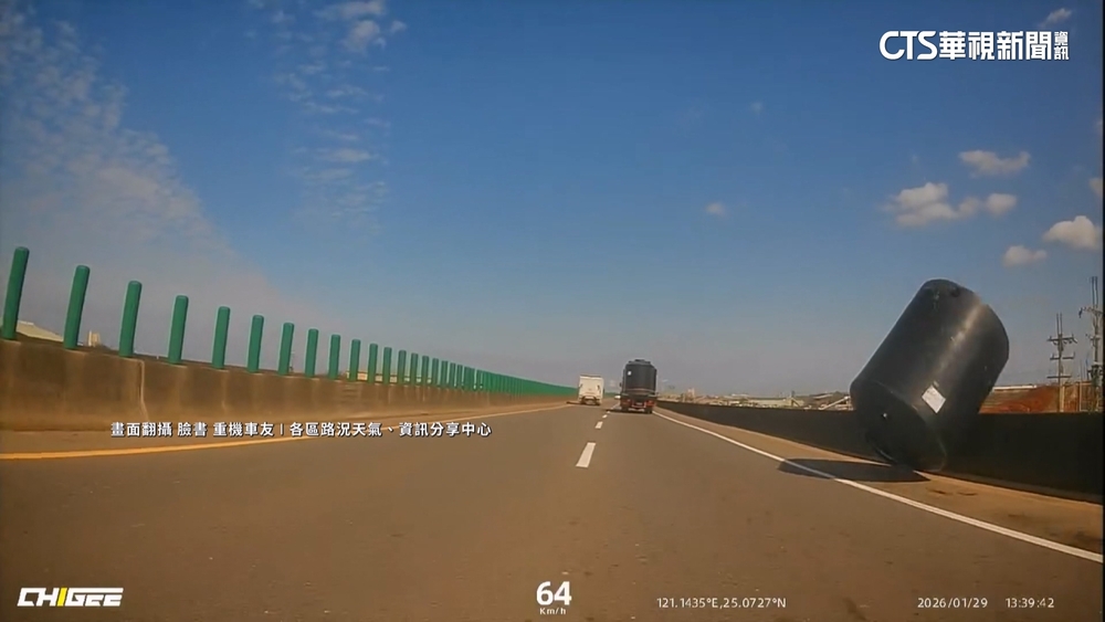 台61線遇「黑色桶狀物」掉落　後方駕駛驚險閃過