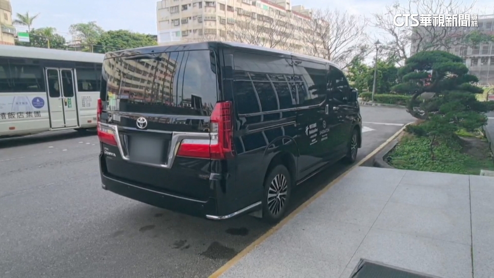 客控遭接駁車丟包交流道旁　飯店：因童踹椅背.已懲處