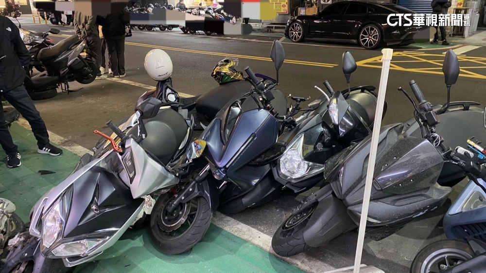 疑疲駕轎車商圈雙載騎士遭撞飛　再剷倒整排機車