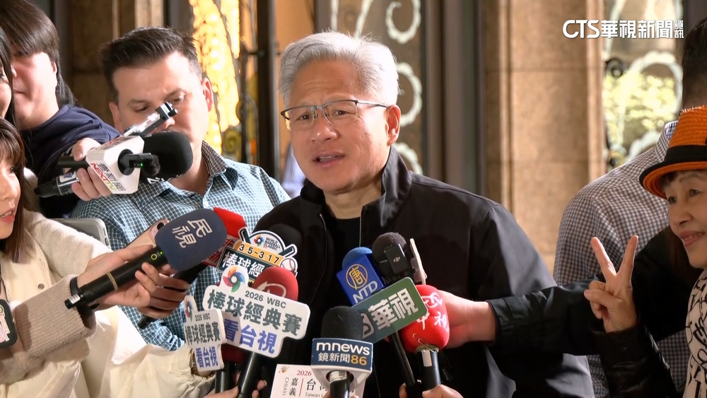 今晚出席輝達尾牙！　黃仁勳一早現身　粉絲簇擁而上