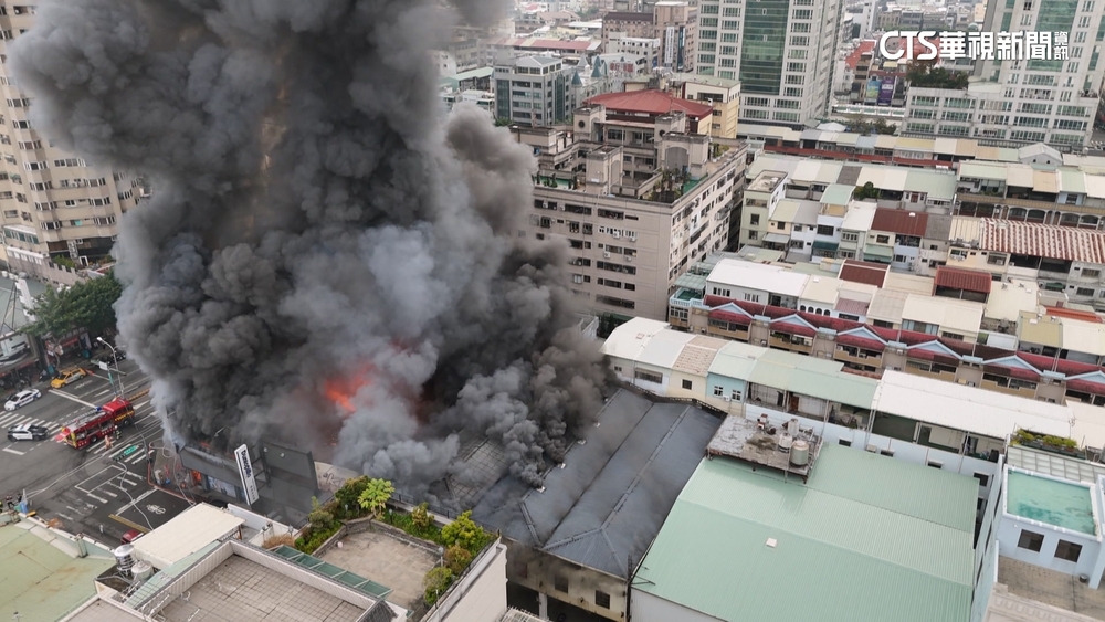 家具行大火竄黑煙！　PM2.5飆破1500微克　惡臭撲鼻